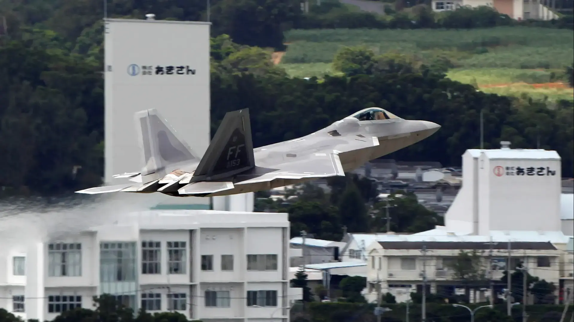 מטוס F-22 אמריקני ממריא מבסיס חיל האוויר של ארה"ב "קטנה" באוקינאווה, יפן מטוס F-22 אמריקני ממריא מבסיס חיל האוויר של ארה"ב "קטנה" באוקינאווה, יפן