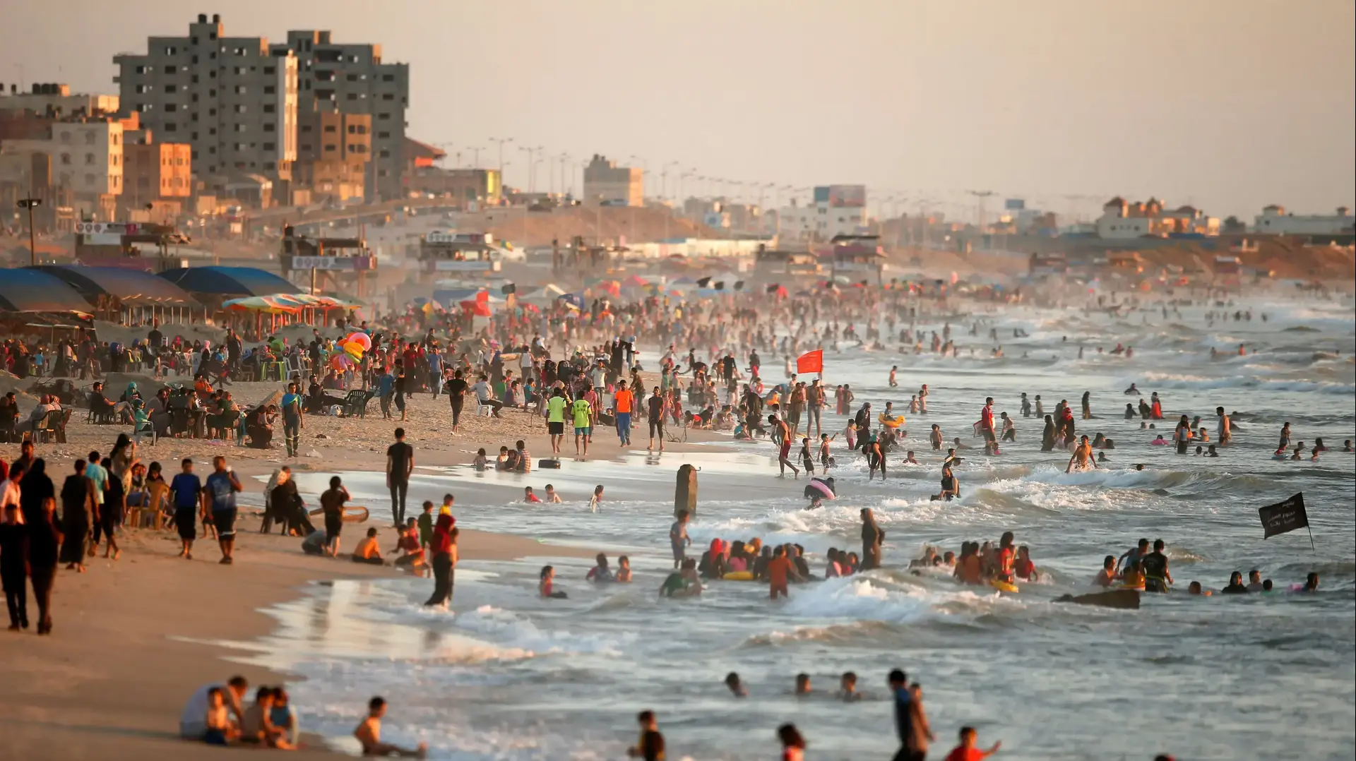 רוחצים בים ברצועת עזה רוחצים בים ברצועת עזה