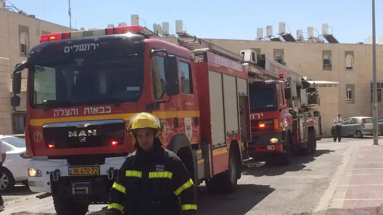אנשי כבאות והצלה הוזעקו למקלט שנפרץ והוצת בשכונתה גילה בירושלים