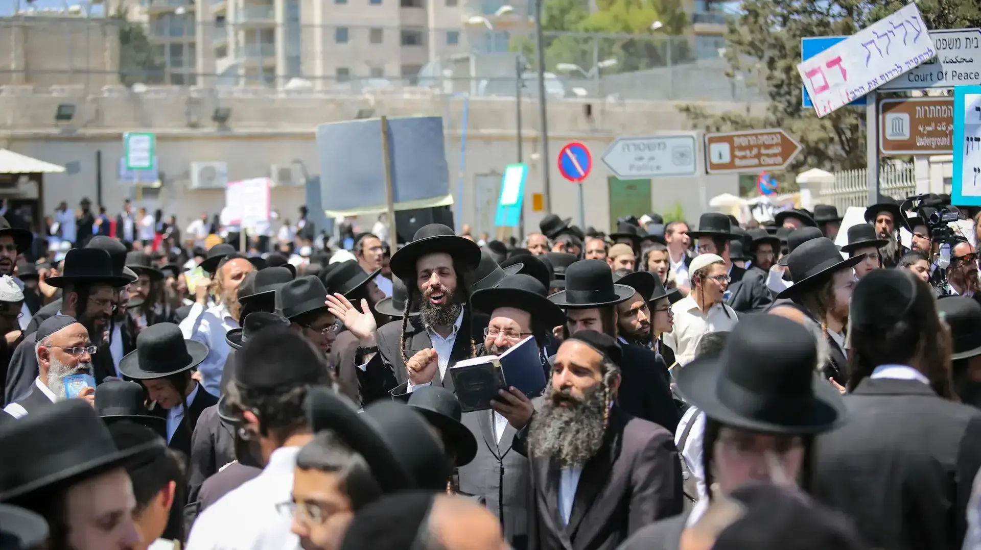 הפגנה מחוץ לבית משפט השלום ירושלים בעת הגשת כתב אישום נגד הרב ברלנד, יולי 2016 הפגנה מחוץ לבית משפט השלום ירושלים בעת הגשת כתב אישום נגד הרב ברלנד, יולי 2016