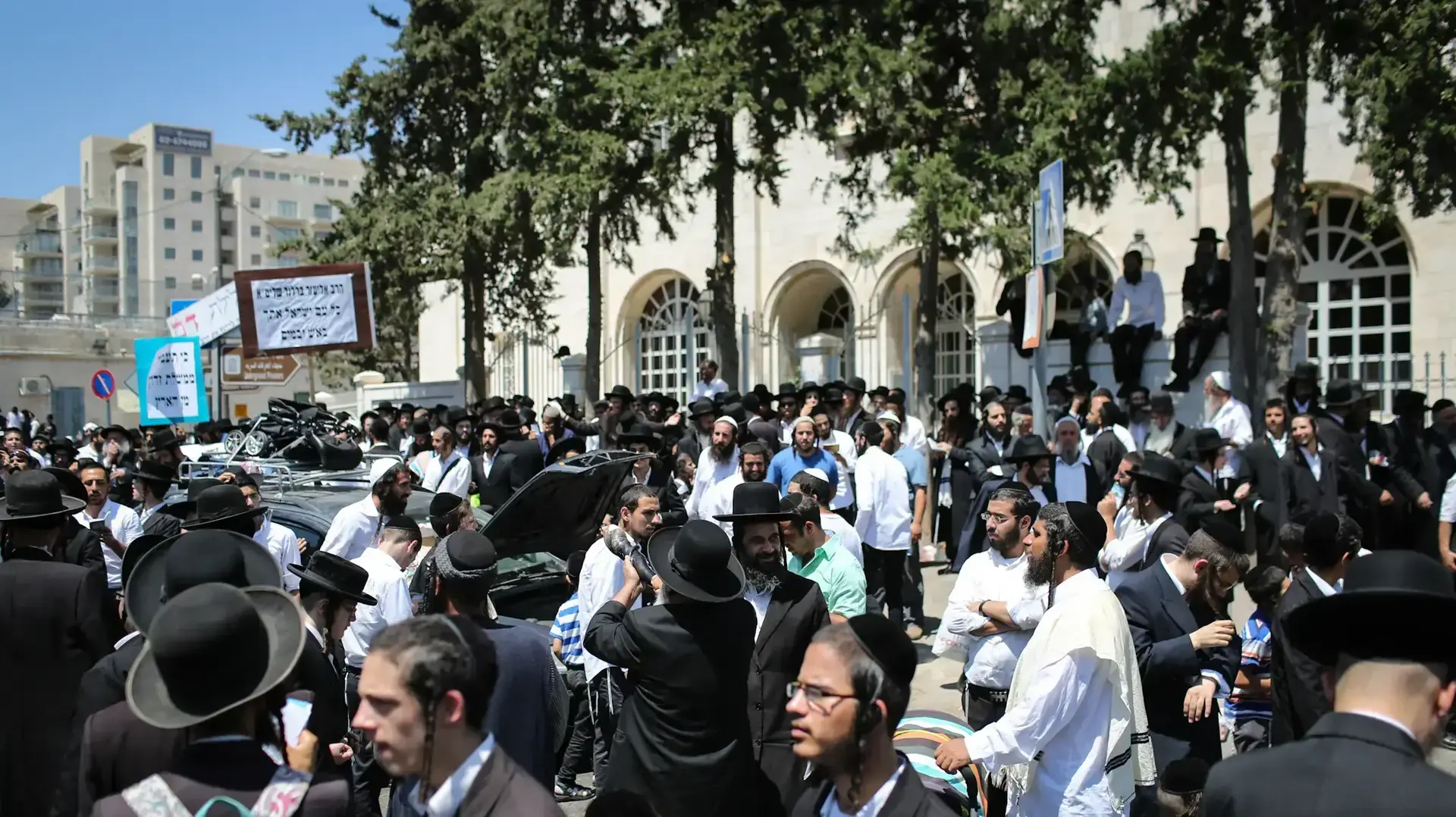הפגנה מחוץ לבית משפט השלום ירושלים בעת הגשת כתב אישום נגד הרב ברלנד, יולי 2016 הפגנה מחוץ לבית משפט השלום ירושלים בעת הגשת כתב אישום נגד הרב ברלנד, יולי 2016