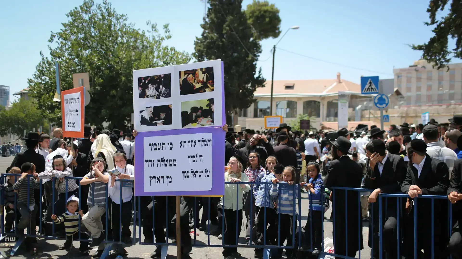 הפגנה מחוץ לבית משפט השלום ירושלים בעת הגשת כתב אישום נגד הרב ברלנד, יולי 2016 הפגנה מחוץ לבית משפט השלום ירושלים בעת הגשת כתב אישום נגד הרב ברלנד, יולי 2016