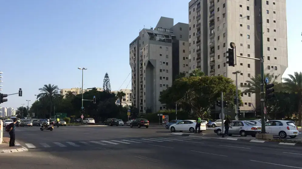 שוטרים מכוונים את התנועה בדרך ההלכה - פקק תנועה שוטרים מכוונים את התנועה בדרך ההלכה - פקק תנועה