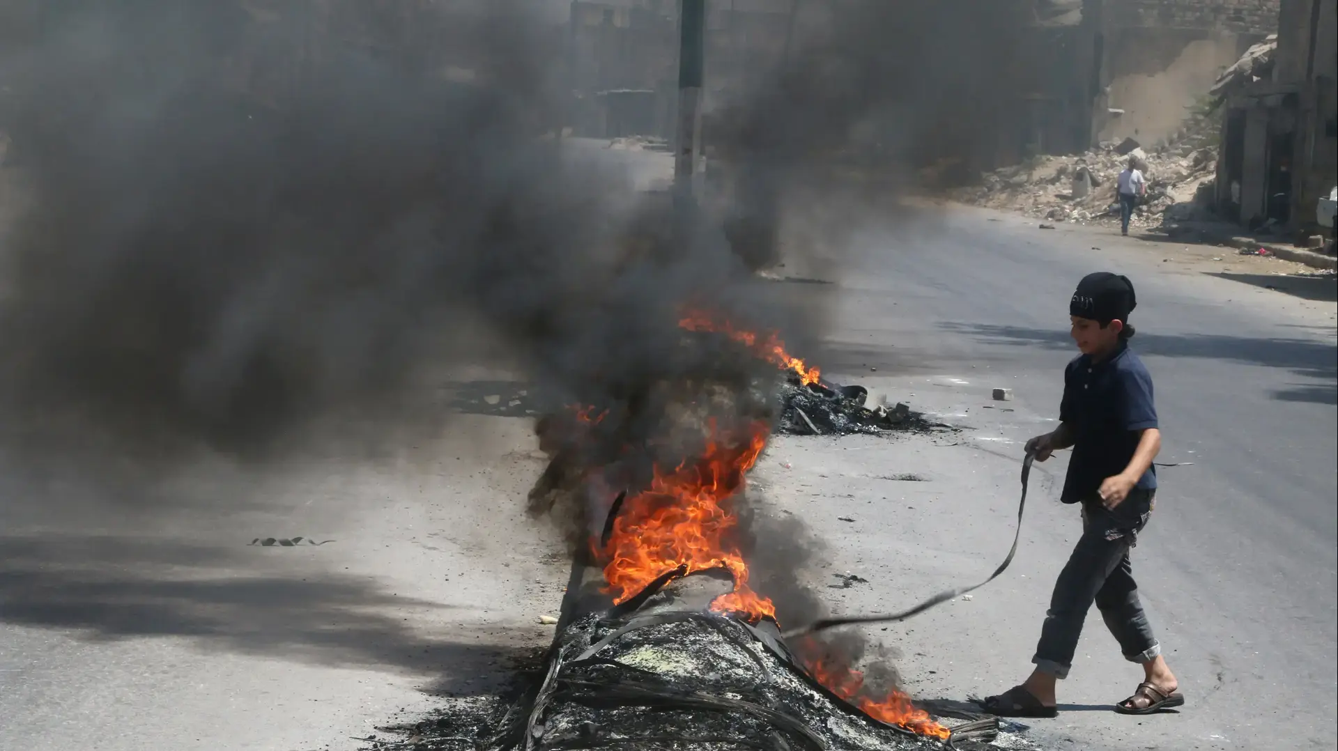 צמיגים בוערים בחאלב כדי ליצור מסך עשן מפני תקיפות אוויריות, 1 באוגוסט 2016 צמיגים בוערים בחאלב כדי ליצור מסך עשן מפני תקיפות אוויריות, 1 באוגוסט 2016