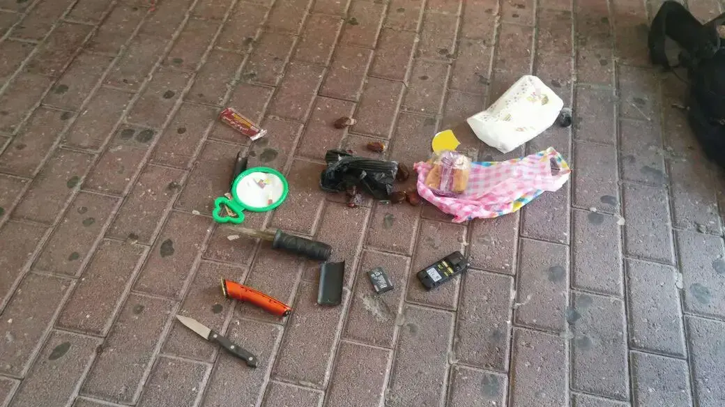 תמונות מטעני הצינור, הסכינים והציוד שהיו בתיק המחבל מהרכבת הקלה והבגדים אותם לבש ביום מעצרו תמונות מטעני הצינור, הסכינים והציוד שהיו בתיק המחבל מהרכבת הקלה והבגדים אותם לבש ביום מעצרו
