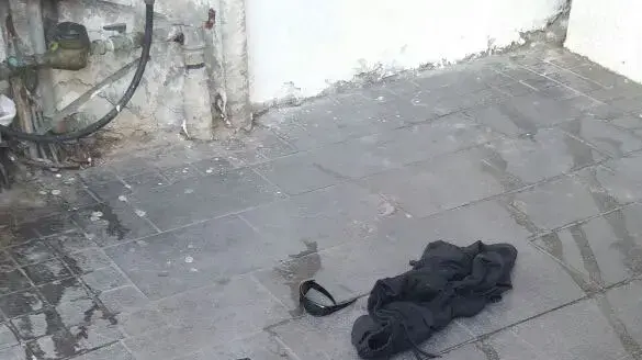 תמונות מטעני הצינור, הסכינים והציוד שהיו בתיק המחבל מהרכבת הקלה והבגדים אותם לבש ביום מעצרו תמונות מטעני הצינור, הסכינים והציוד שהיו בתיק המחבל מהרכבת הקלה והבגדים אותם לבש ביום מעצרו