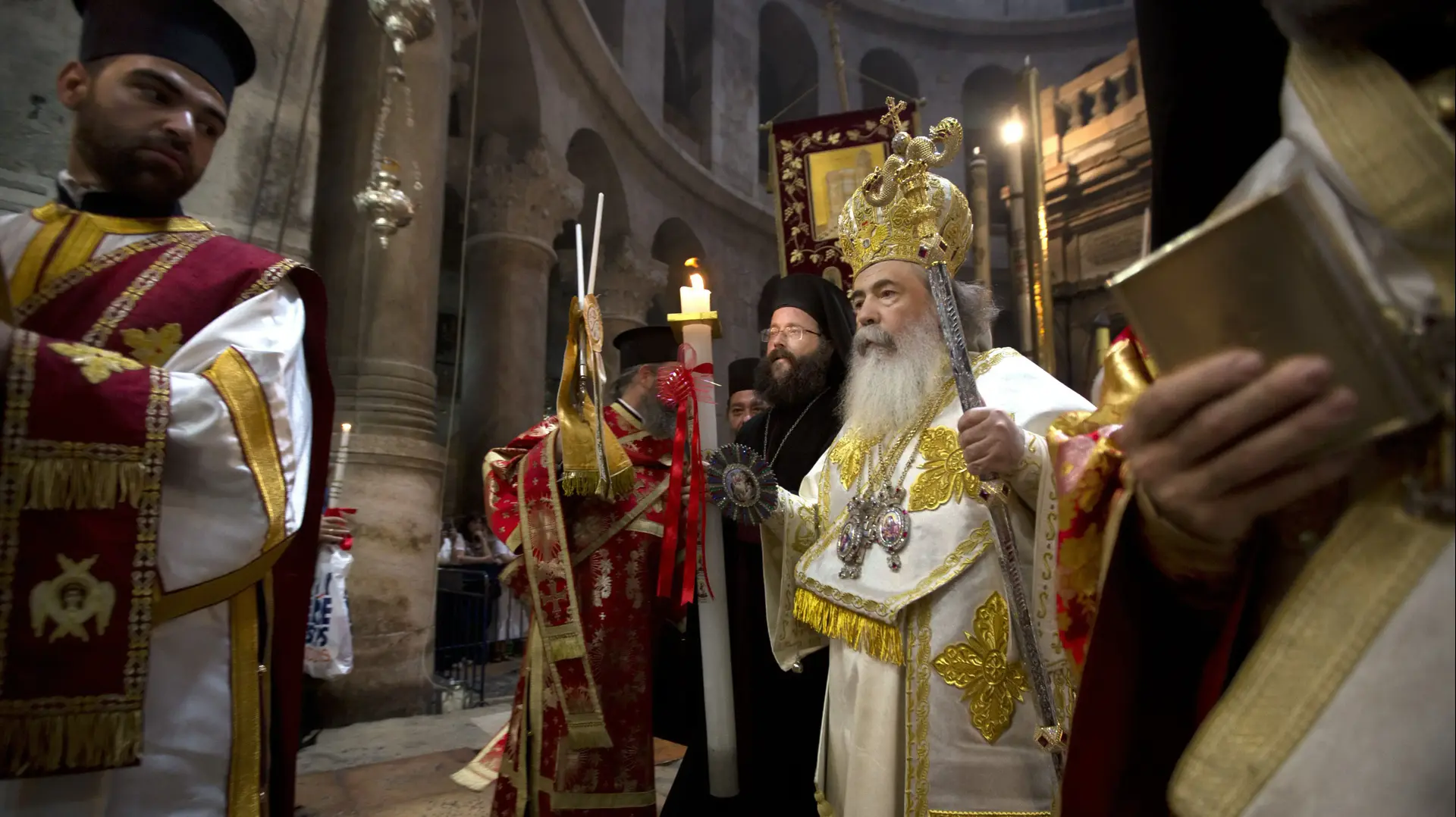 כהני דת של הכנסייה היוונית אורתודוקסית בירושלים בזמן חגיגות פסחא. 