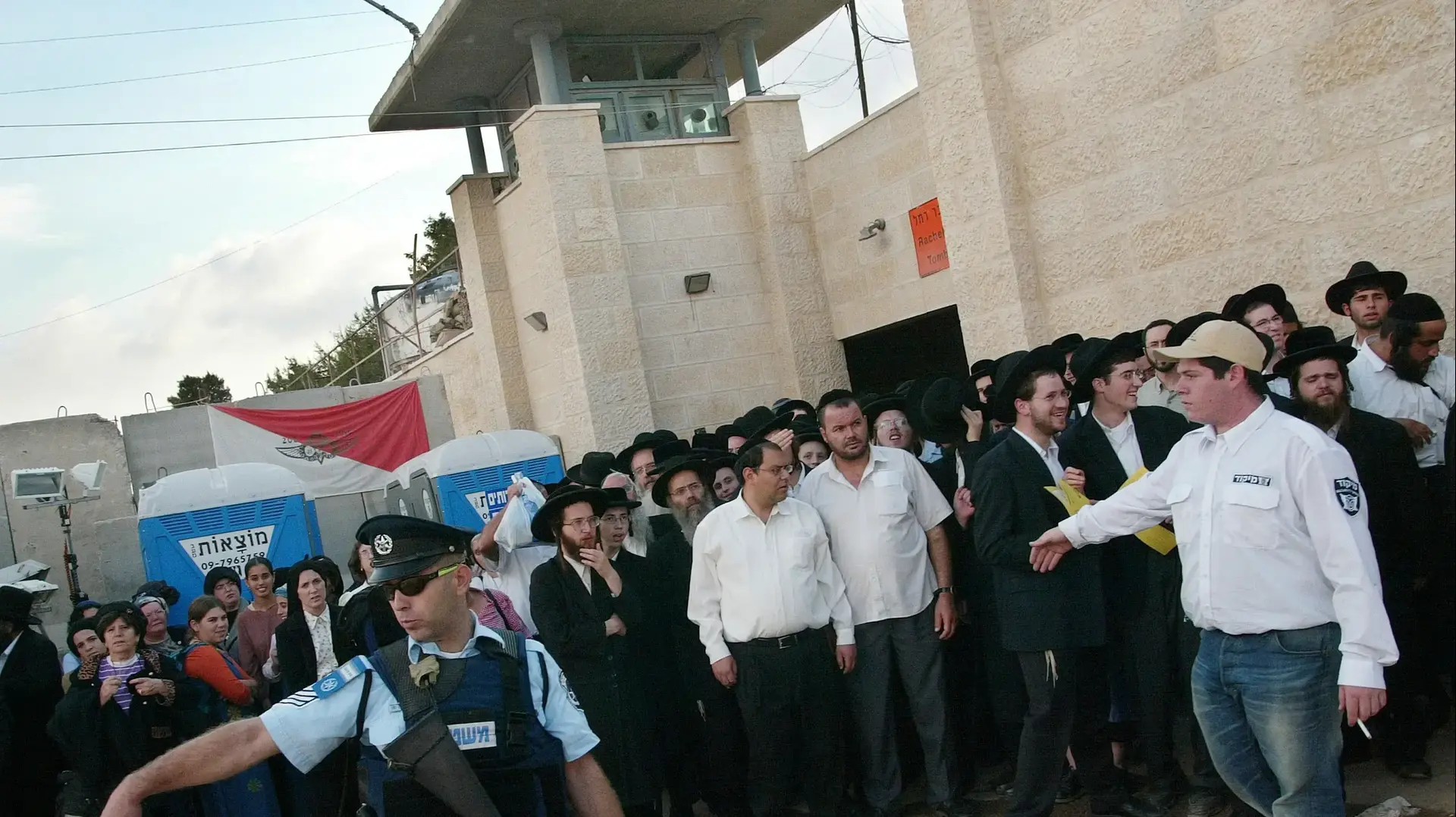 יהודים חרדים במחסום 300 בכניסה לבית לחם בדרכם לקבר רחל. 2002 יהודים חרדים במחסום 300 בכניסה לבית לחם בדרכם לקבר רחל. 2002