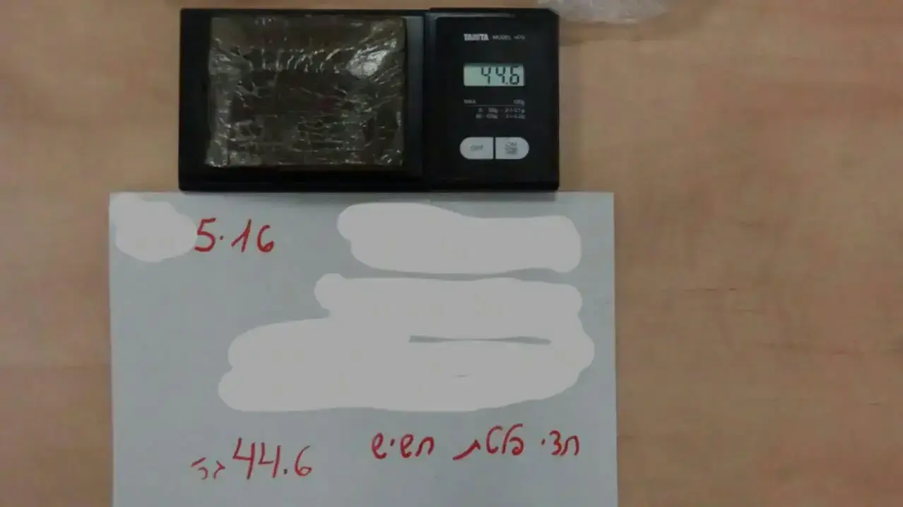 אמצעי לחימה וסמים שנתפסו על ידי סוכן סמוי באזור דימונה קבוצת פשיעה המזוהה עם שלום דומרני אמצעי לחימה וסמים שנתפסו על ידי סוכן סמוי באזור דימונה קבוצת פשיעה המזוהה עם שלום דומרני