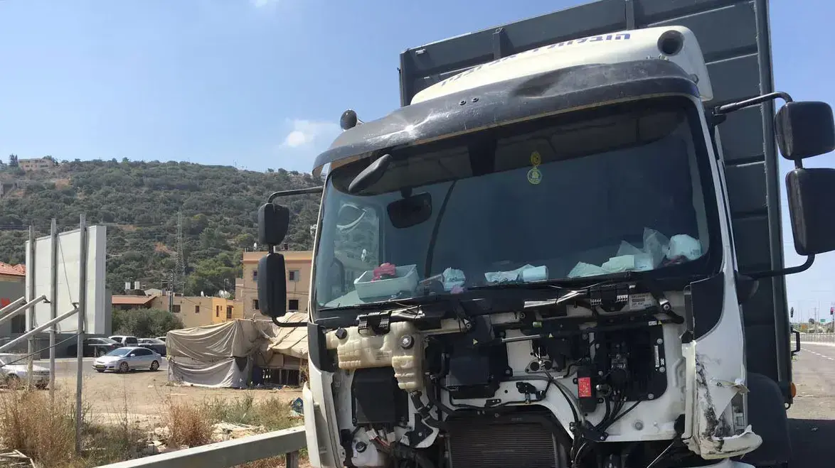 המשאית המעורבת בתאונת הדרכים הקטלנית בכביש 4 בפורדיס המשאית המעורבת בתאונת הדרכים הקטלנית בכביש 4 בפורדיס
