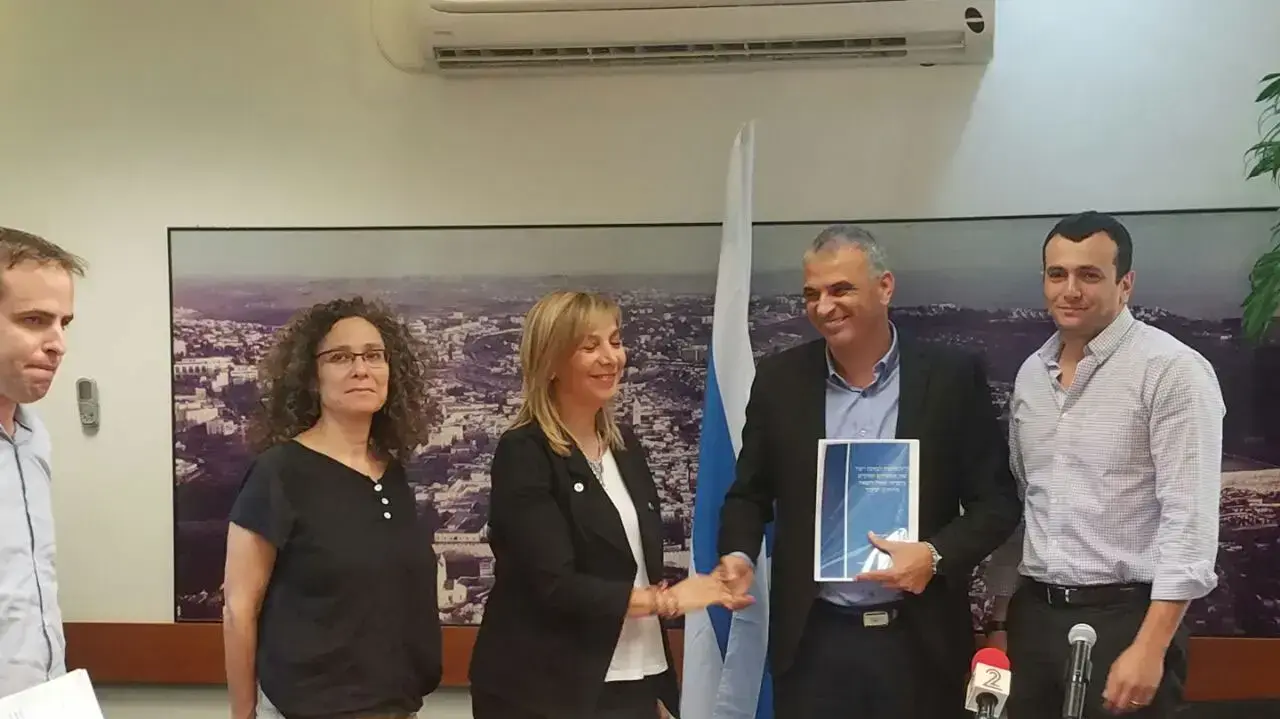 שר האוצר משה כחלון ושי באבד - הועדה לשוק ההימורים מסרה את הדוח להסדרת ההימורים במדינת ישראל שר האוצר משה כחלון ושי באבד - הועדה לשוק ההימורים מסרה את הדוח להסדרת ההימורים במדינת ישראל