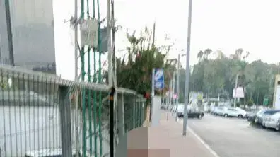 מטפלת קשרה חולת אלצהיימר לשער סמוך לקניון איילון, בני ברק. אוגוסט 2016
