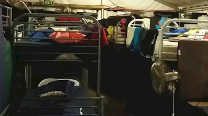 מחנה באי נאורו שבו משוכנים פליטים שניסו להגיע לאוסטרליה דרך הים, אווגוסט 2016 מחנה באי נאורו שבו משוכנים פליטים שניסו להגיע לאוסטרליה דרך הים, אווגוסט 2016