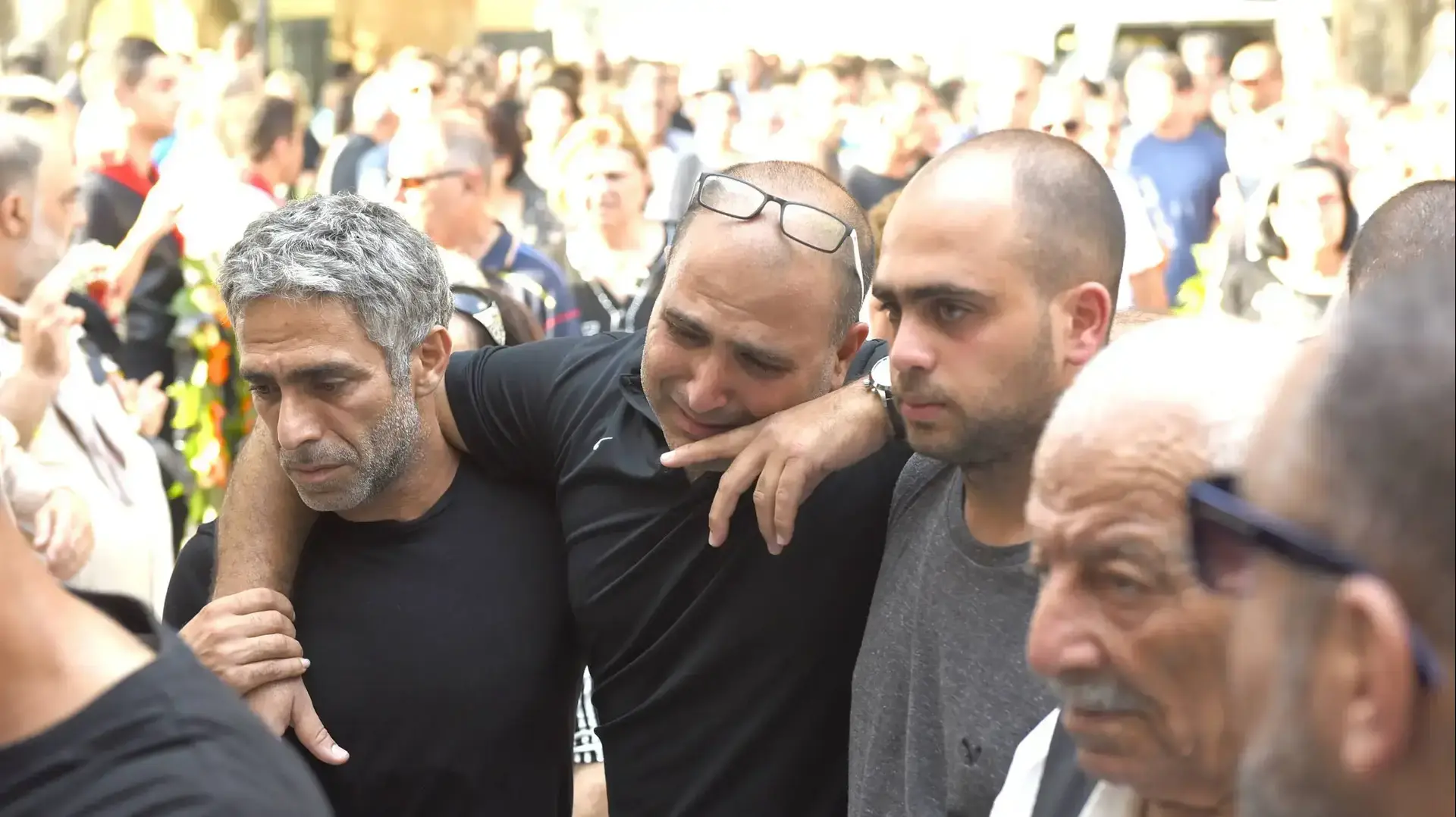 הלוויתן של הרוגות תאונת הדרכים בצומת פוריידיס, כנסיית סנט ג'ורג', יפו. אוגוסט 2016 הלוויתן של הרוגות תאונת הדרכים בצומת פוריידיס, כנסיית סנט ג'ורג', יפו. אוגוסט 2016