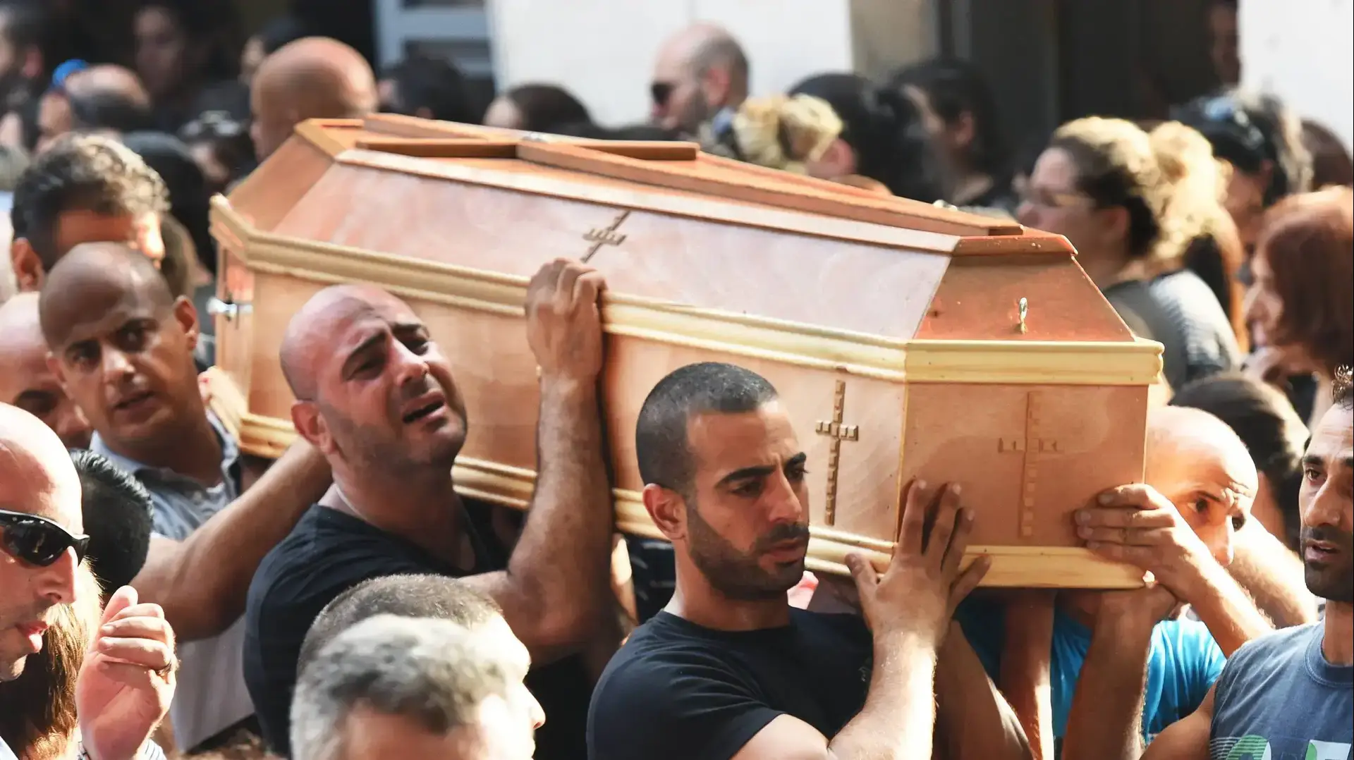 הלוויתן של הרוגות תאונת הדרכים בצומת פוריידיס, כנסיית סנט ג'ורג', יפו. אוגוסט 2016 הלוויתן של הרוגות תאונת הדרכים בצומת פוריידיס, כנסיית סנט ג'ורג', יפו. אוגוסט 2016