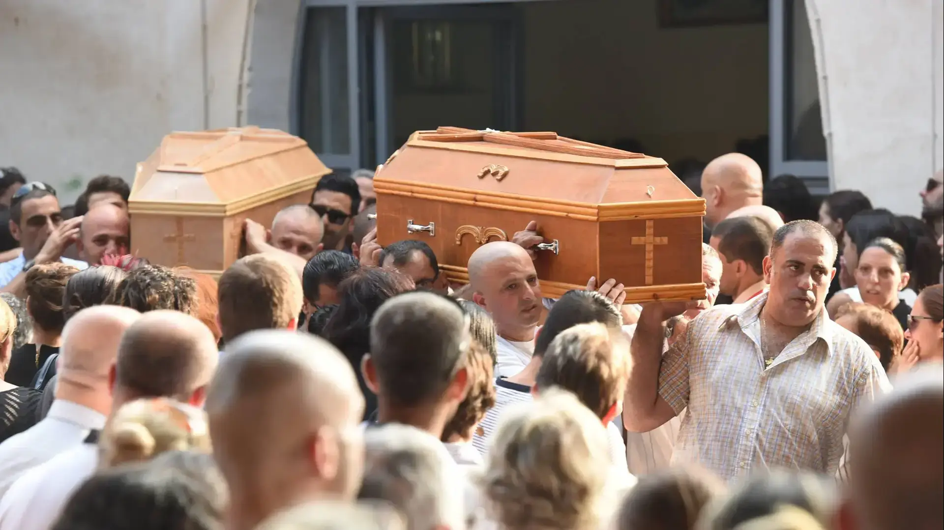 הלוויתן של הרוגות תאונת הדרכים בצומת פוריידיס, כנסיית סנט ג'ורג', יפו. אוגוסט 2016 הלוויתן של הרוגות תאונת הדרכים בצומת פוריידיס, כנסיית סנט ג'ורג', יפו. אוגוסט 2016