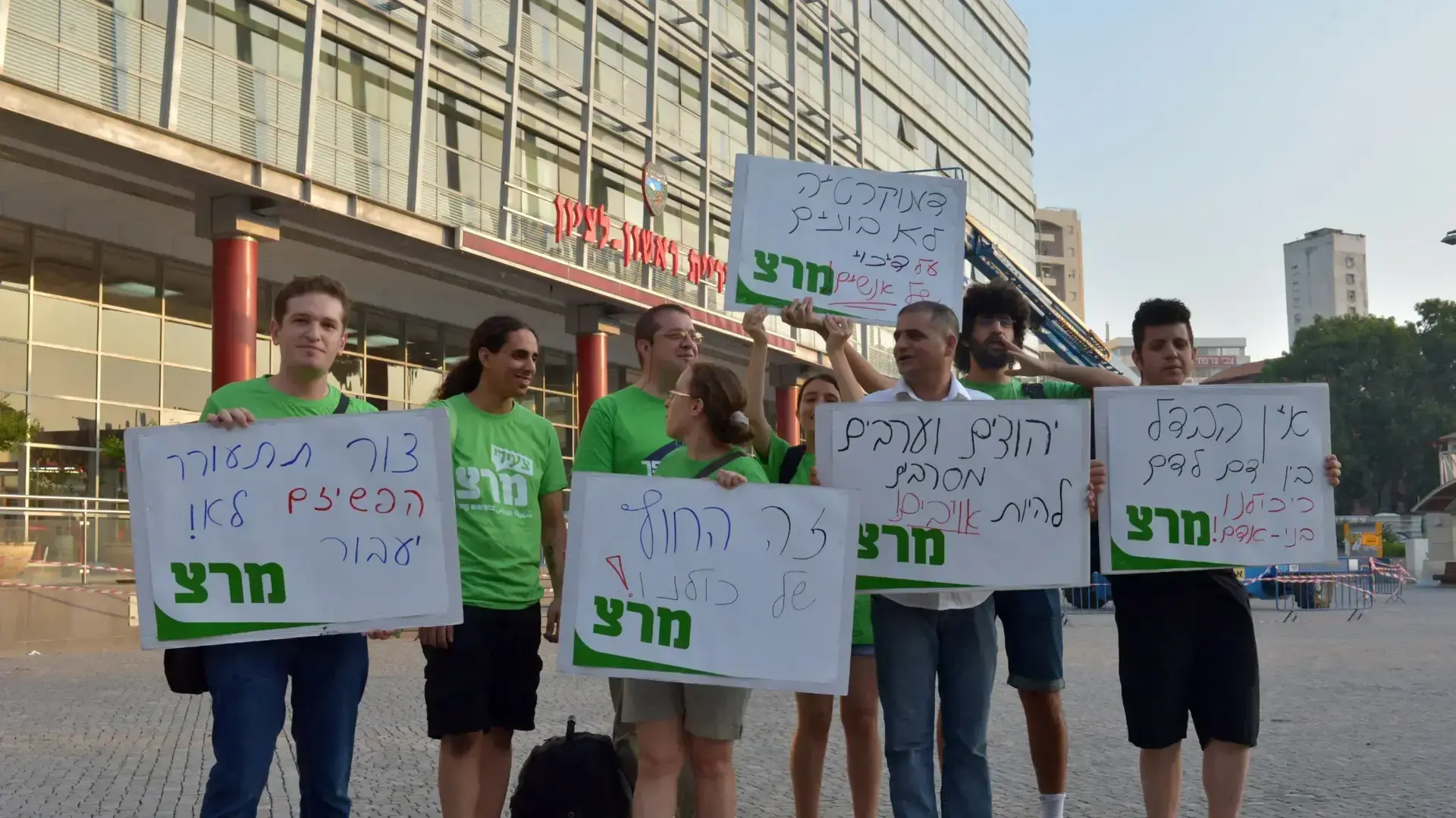 הפגנה על הצעות החוק בנוגע לסגירת חוף הים לערבים וסגירת היכל התרבות בשבת, מועצת העיר ראשון לציון. אוגוסט 2016 הפגנה על הצעות החוק בנוגע לסגירת חוף הים לערבים וסגירת היכל התרבות בשבת, מועצת העיר ראשון לציון. אוגוסט 2016