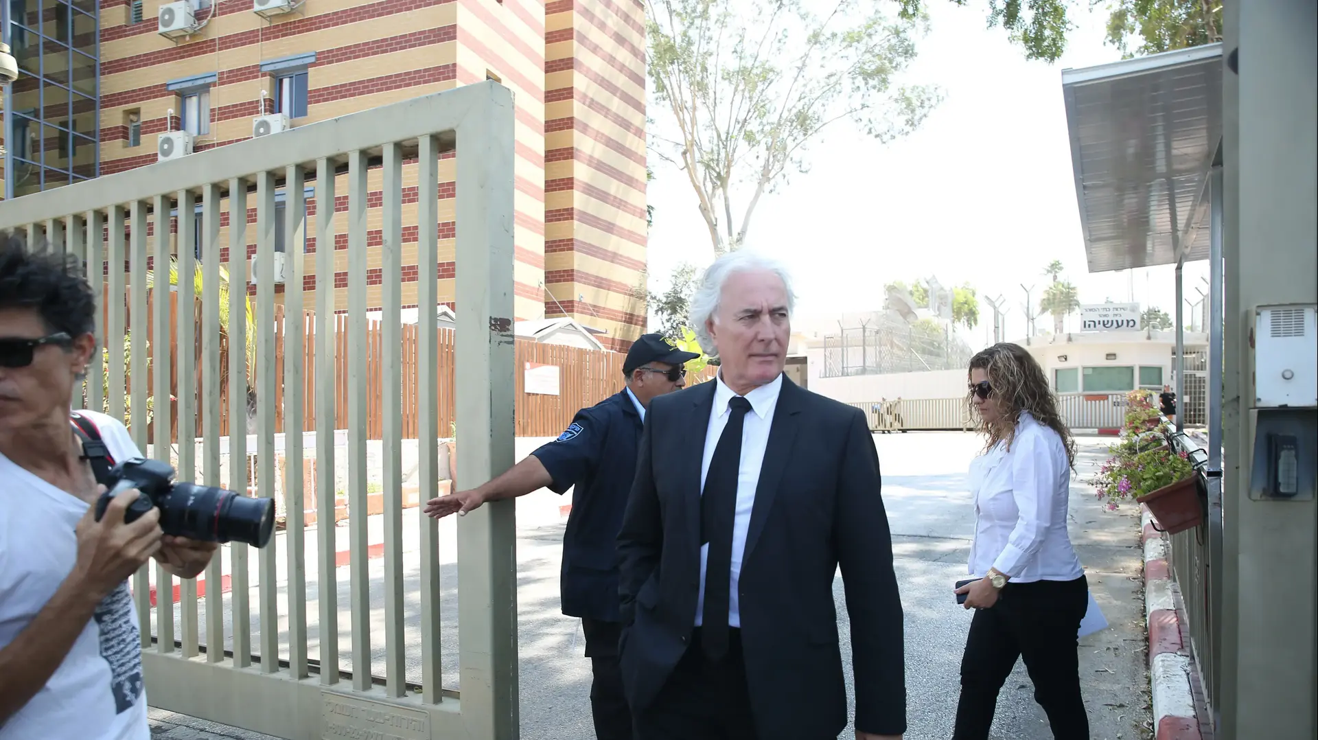 עו"ד ציון אמיר בוועדת השחרורים בעניינו של משה קצב, כלא מעשיהו. אוגוסט 2016 עו"ד ציון אמיר בוועדת השחרורים בעניינו של משה קצב, כלא מעשיהו. אוגוסט 2016