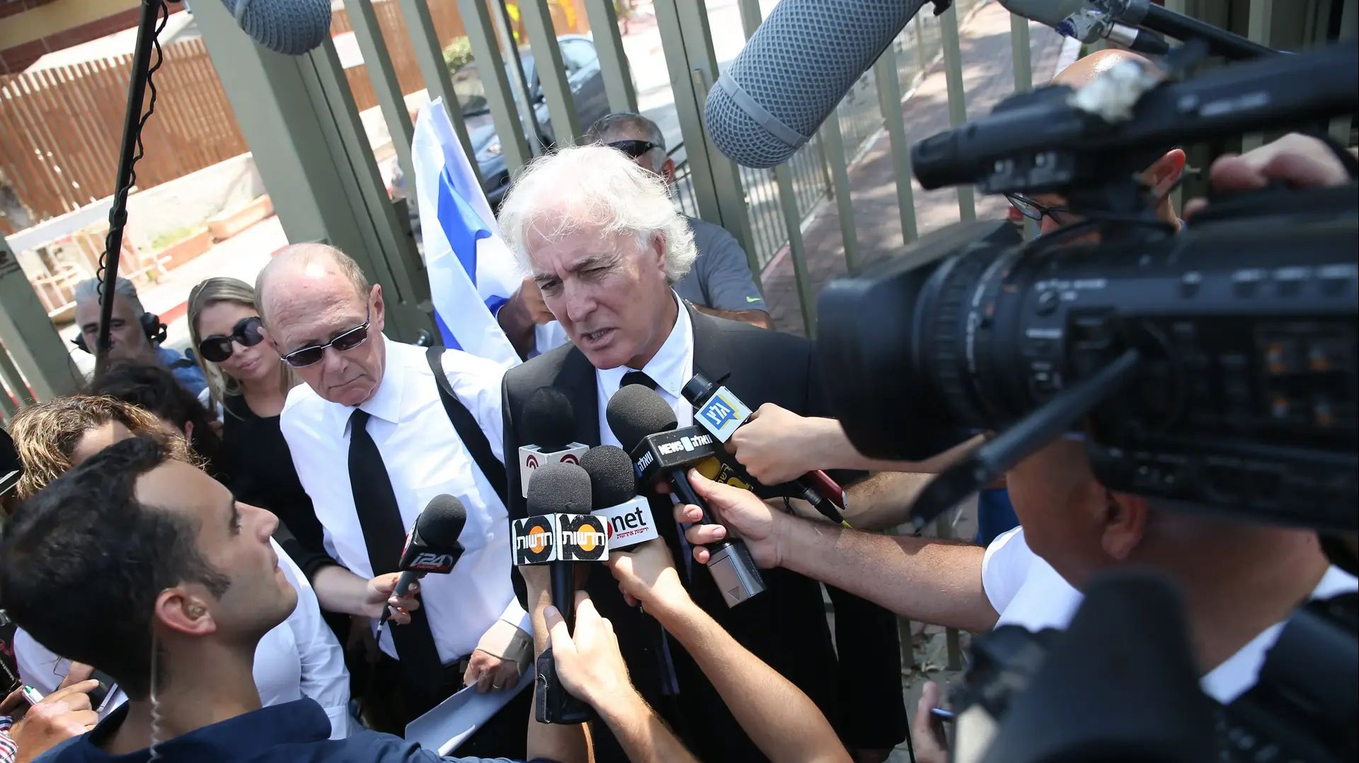עו"ד ציון אמיר בוועדת השחרורים בעניינו של משה קצב, כלא מעשיהו. אוגוסט 2016 עו"ד ציון אמיר בוועדת השחרורים בעניינו של משה קצב, כלא מעשיהו. אוגוסט 2016