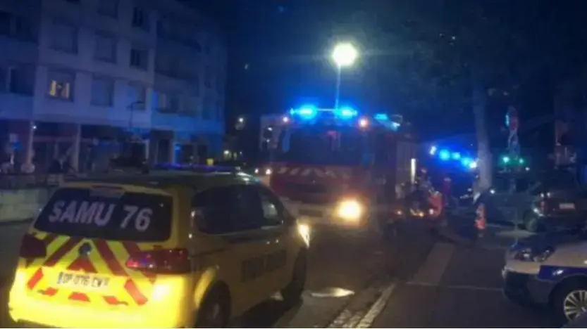 שריפה פרצה בבר בעיר רואן שבחבל נורמנדי בצפון צרפת, 6 באוגוסט 2016 שריפה פרצה בבר בעיר רואן שבחבל נורמנדי בצפון צרפת, 6 באוגוסט 2016