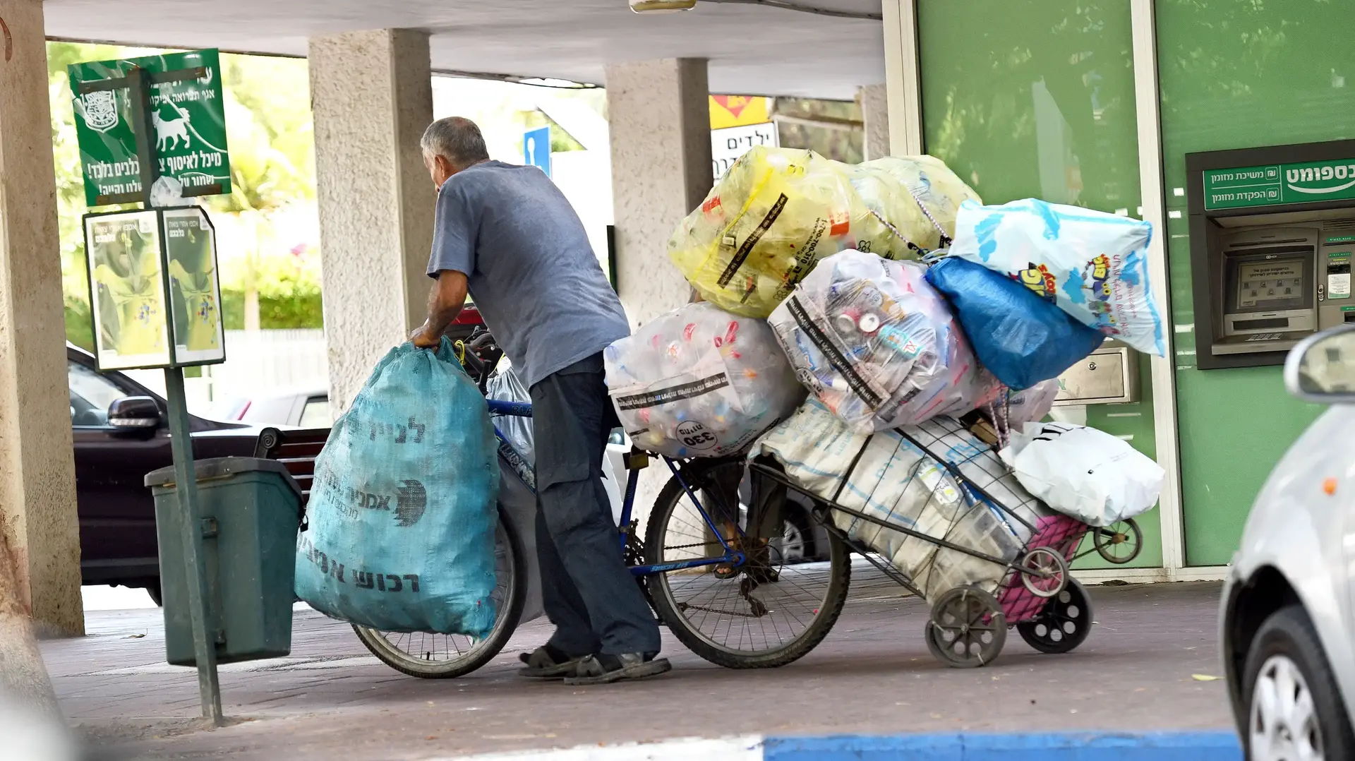 איסוף בקבוקים לקבלת פיקדון. גבעתיים, אוגוסט 2016