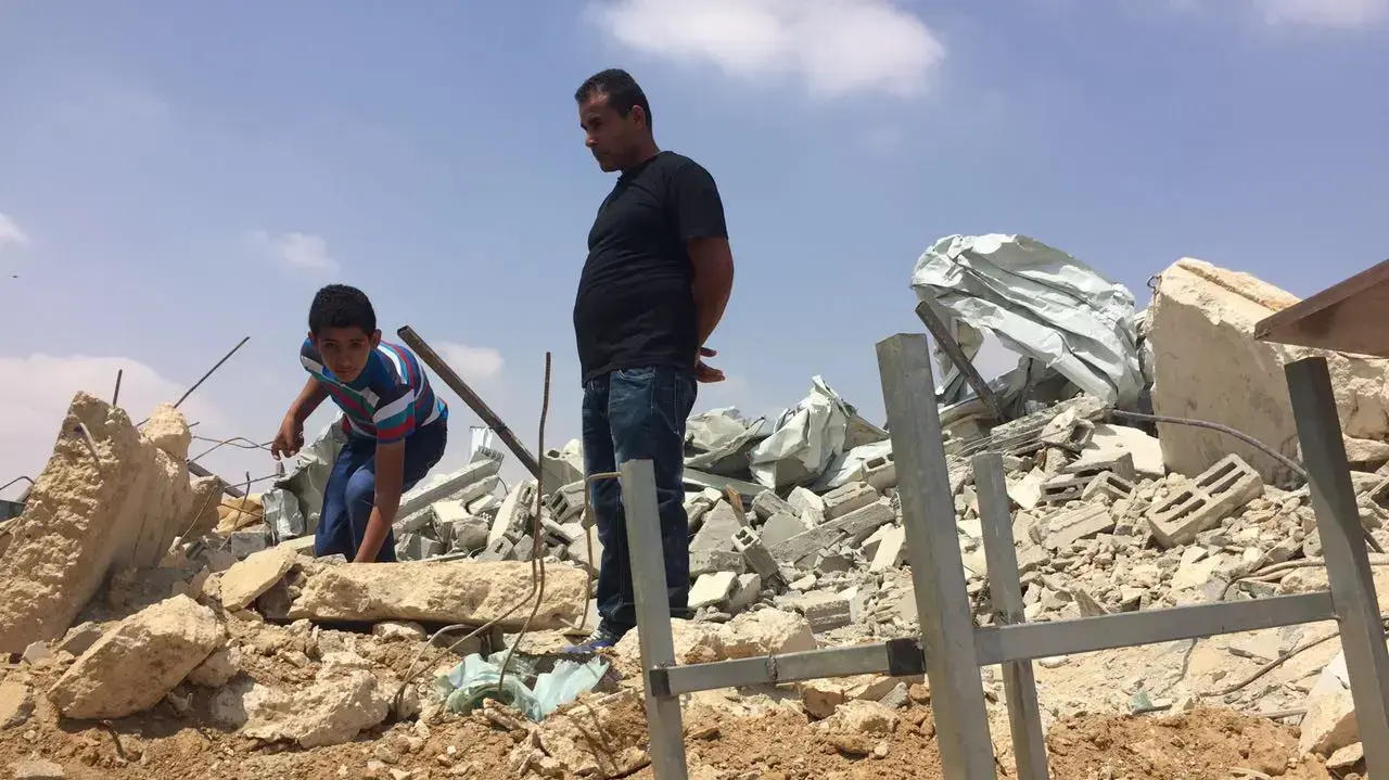 ילד בדואי חירש שכח את מכשיר השמיעה בתוך הבית ולא הצליח להסביר שהמכשיר נשאר בפנים כשבאו להרוס אותו ילד בדואי חירש שכח את מכשיר השמיעה בתוך הבית ולא הצליח להסביר שהמכשיר נשאר בפנים כשבאו להרוס אותו