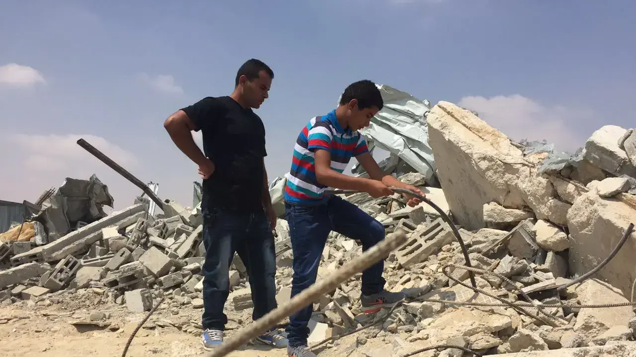 ילד בדואי חירש שכח את מכשיר השמיעה בתוך הבית ולא הצליח להסביר שהמכשיר נשאר בפנים כשבאו להרוס אותו ילד בדואי חירש שכח את מכשיר השמיעה בתוך הבית ולא הצליח להסביר שהמכשיר נשאר בפנים כשבאו להרוס אותו