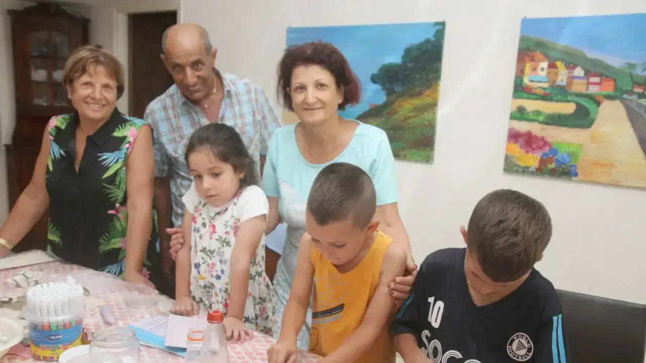מלכה נחום, מנהלת קייטנה לנכדיה מדי קיץ, נתניה. אוגוסט 2016 מלכה נחום, מנהלת קייטנה לנכדיה מדי קיץ, נתניה. אוגוסט 2016