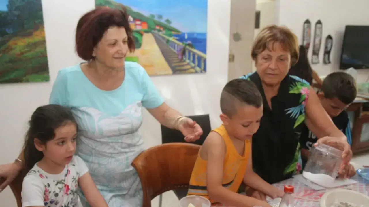 מלכה נחום, מנהלת קייטנה לנכדיה מדי קיץ, נתניה. אוגוסט 2016 מלכה נחום, מנהלת קייטנה לנכדיה מדי קיץ, נתניה. אוגוסט 2016