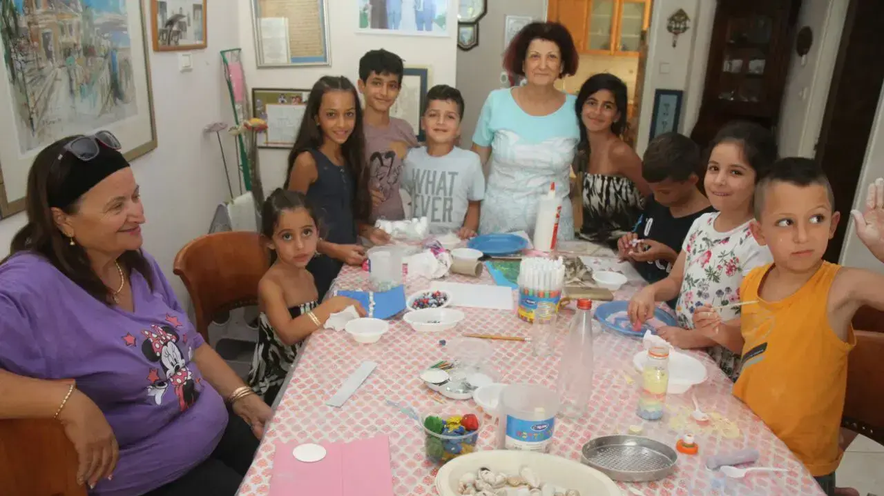 מלכה נחום, מנהלת קייטנה לנכדיה מדי קיץ, נתניה. אוגוסט 2016 מלכה נחום, מנהלת קייטנה לנכדיה מדי קיץ, נתניה. אוגוסט 2016