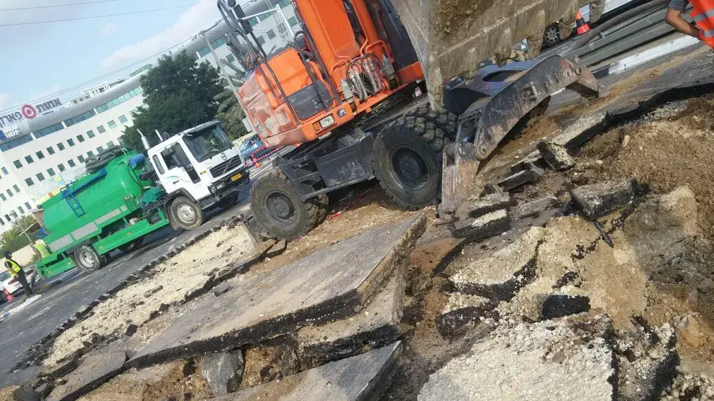 פיצוץ צינור מים של חברת מקורות גרם לשקיעה פתאומית של כביש מס' 412 פיצוץ צינור מים של חברת מקורות גרם לשקיעה פתאומית של כביש מס' 412