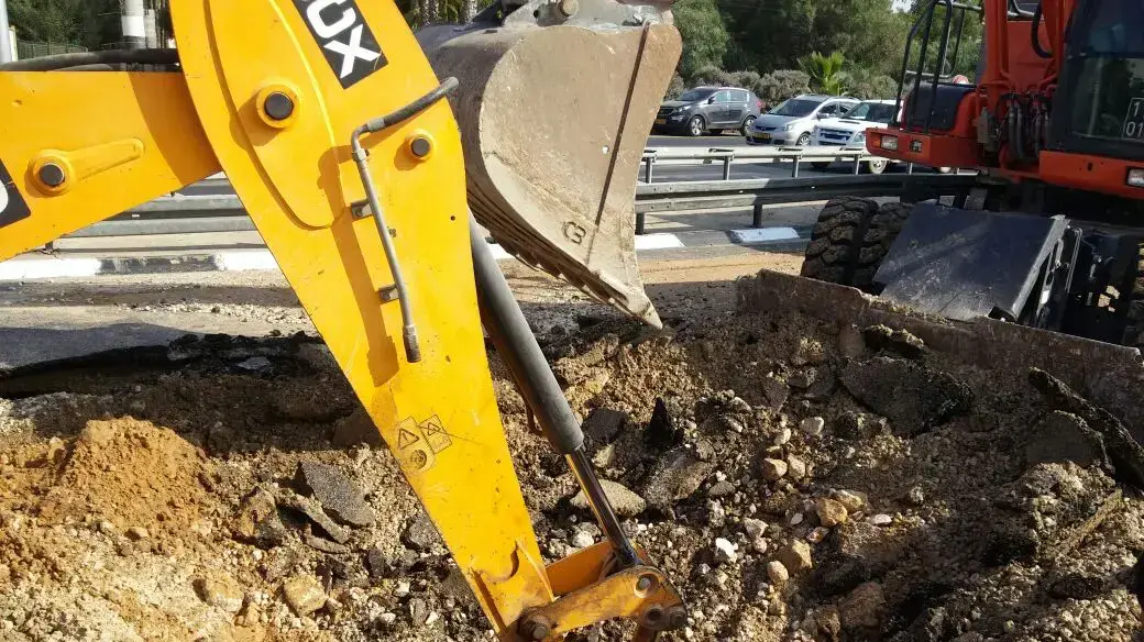פיצוץ צינור מים של חברת מקורות גרם לשקיעה פתאומית של כביש מס' 412