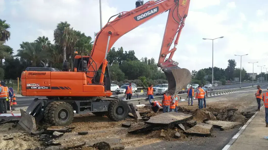 פיצוץ צינור מים של חברת מקורות גרם לשקיעה פתאומית של כביש מס' 412 פיצוץ צינור מים של חברת מקורות גרם לשקיעה פתאומית של כביש מס' 412