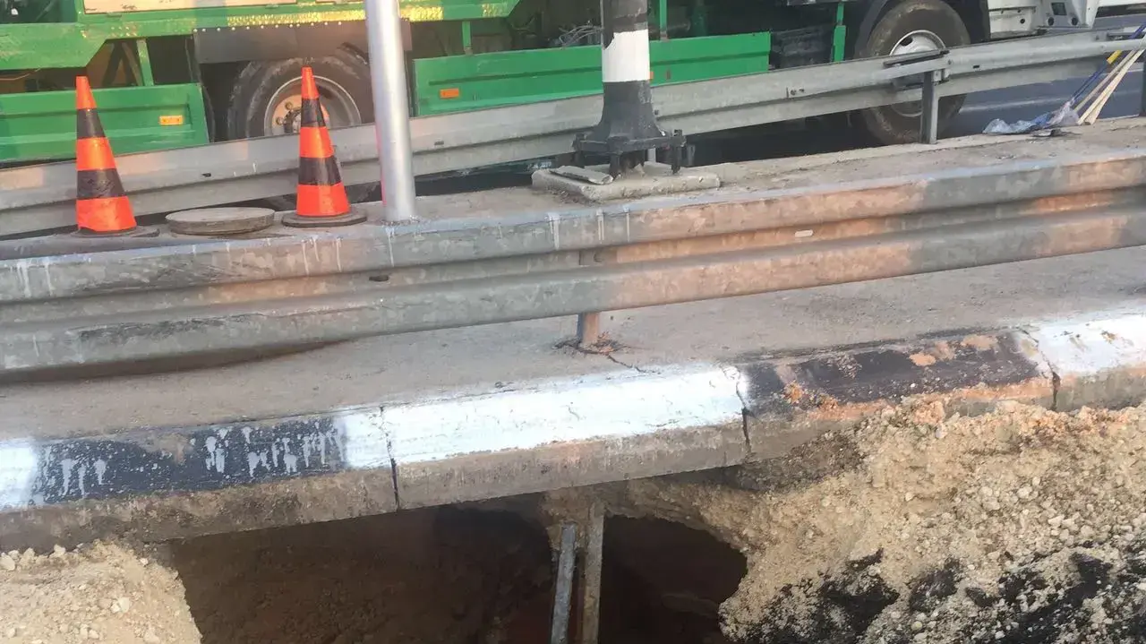 צינור מים של חברת מקורות התפוצץ בכביש 412 ליד בית דגן צינור מים של חברת מקורות התפוצץ בכביש 412 ליד בית דגן