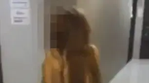 אישה העיפה מהבית את המאהבת ערומה אישה העיפה מהבית את המאהבת ערומה