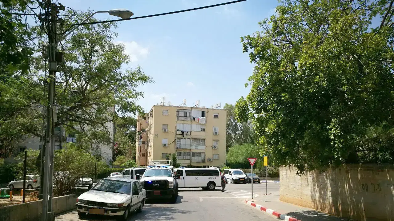 בניין ברחוב אח"י דקר בתל אביב - - פונה עקב חשד למטען חבלה בניין ברחוב אח"י דקר בתל אביב - - פונה עקב חשד למטען חבלה