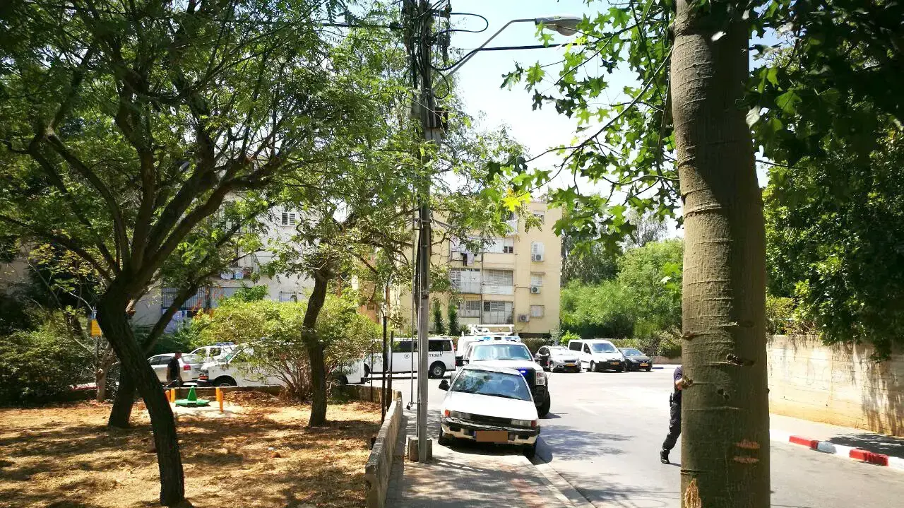 בניין ברחוב אח"י דקר בתל אביב - - פונה עקב חשד למטען חבלה בניין ברחוב אח"י דקר בתל אביב - - פונה עקב חשד למטען חבלה