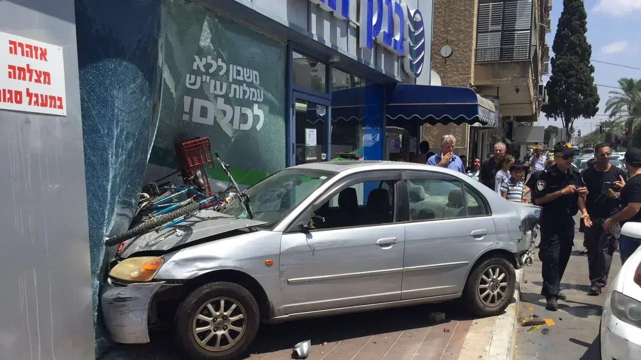 רכב התנגש בבנק יהב בחדרה רכב התנגש בבנק יהב בחדרה