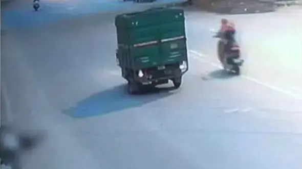 אדם שנפצע בתאונת פגע וברח שוכב שרוע בצד כביש בניו דלהי, הודו, אוגוסט 2016 אדם שנפצע בתאונת פגע וברח שוכב שרוע בצד כביש בניו דלהי, הודו, אוגוסט 2016