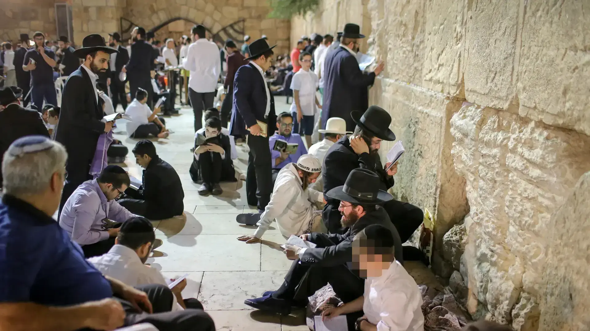 מתפללים בכותל המערבי ב-ט' באב, ירושלים, 13 באוגוסט 2016 מתפללים בכותל המערבי ב-ט' באב, ירושלים, 13 באוגוסט 2016