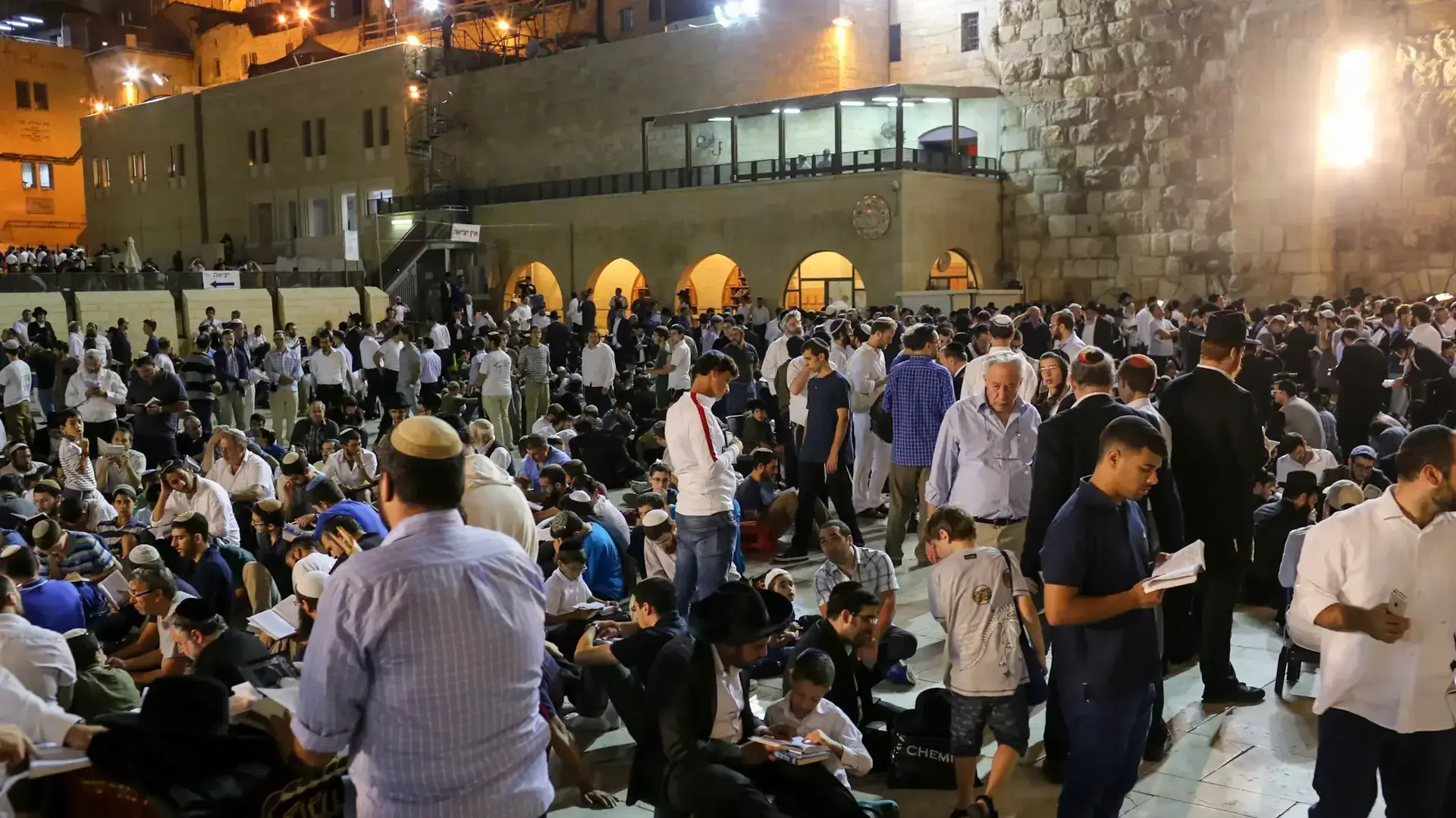 מתפללים בכותל המערבי בערב ט' באב, ירושלים, 13 באוגוסט 2016 מתפללים בכותל המערבי בערב ט' באב, ירושלים, 13 באוגוסט 2016
