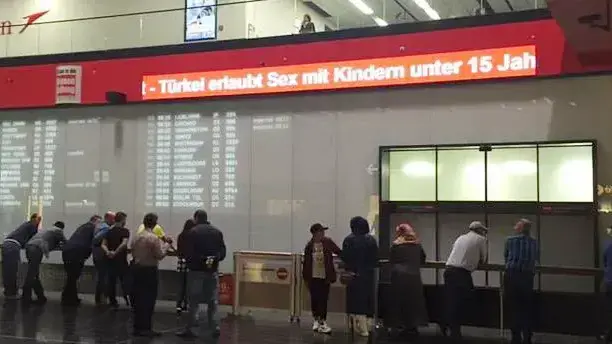 שלט נגד טורקיה שפורסם בשדה התעופה בווינה, אוסטריה, אוגוסט 2016