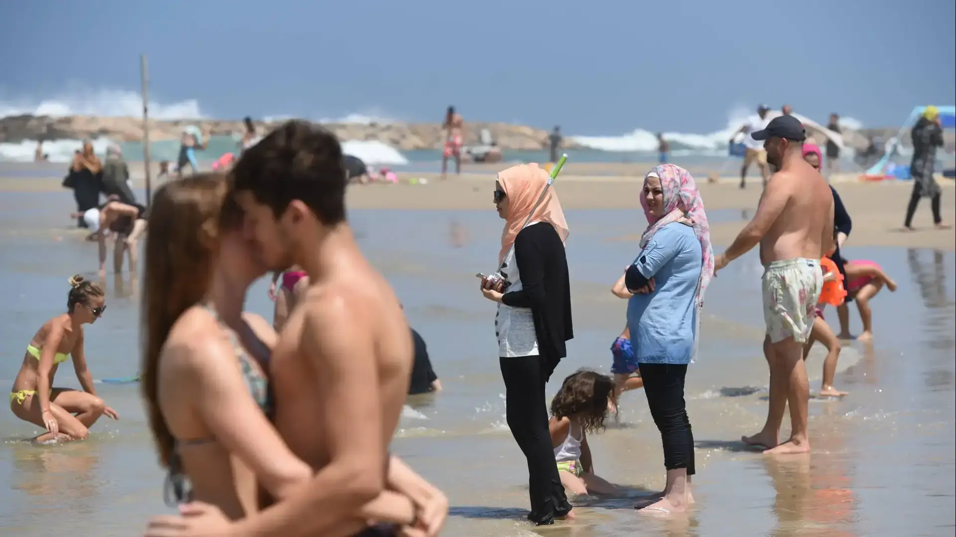 נופשים מחברון בחוף הים בהרצליה נופשים מחברון בחוף הים בהרצליה