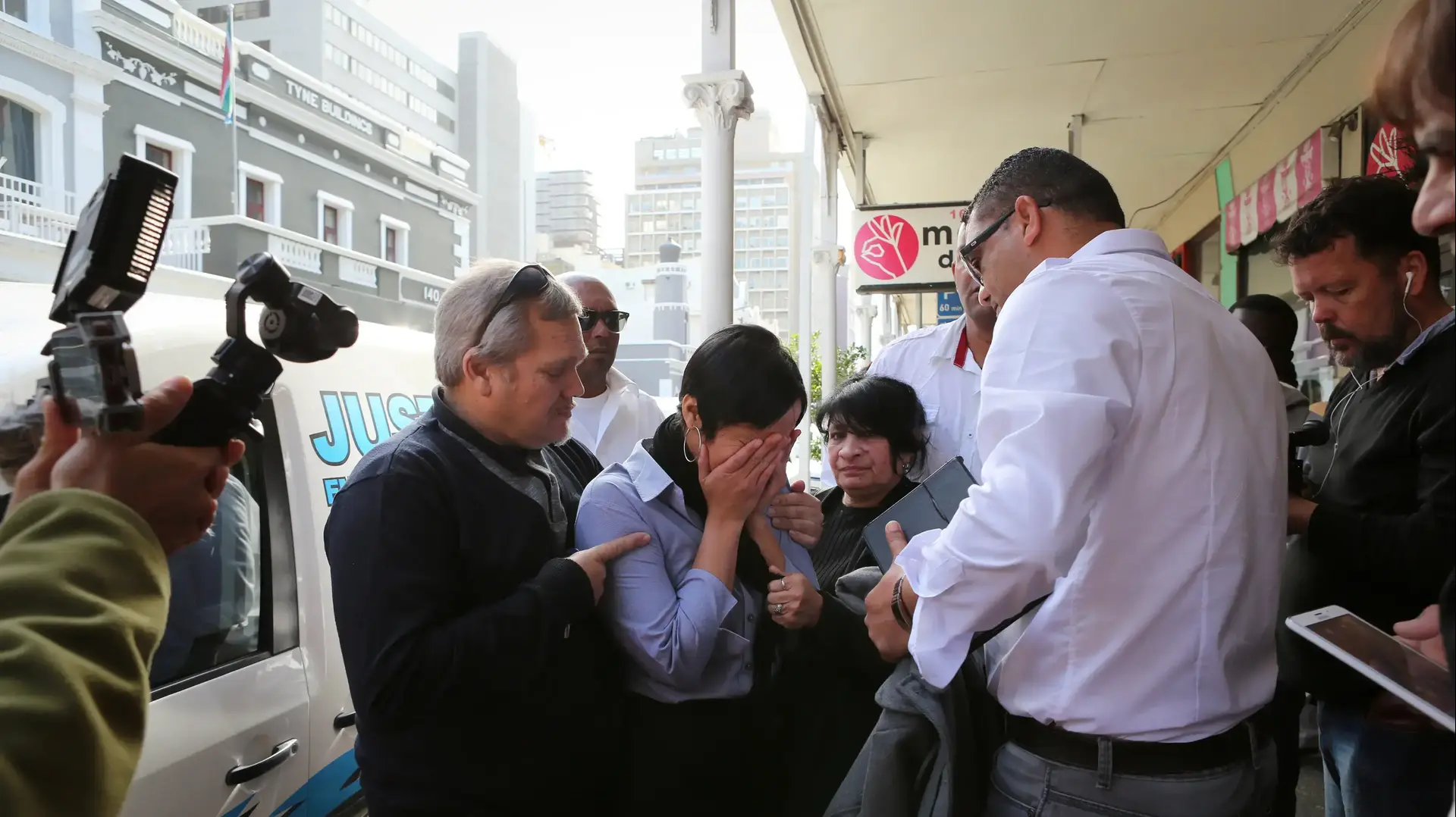 סלסט נורס, אמה הביולוגית של הילדה זפאני שנחטפה מבית החולים בדרום אפריקה בשנת 1997, לאחר מתן גזר הדין לחוטפת, אוגוסט 2016 סלסט נורס, אמה הביולוגית של הילדה זפאני שנחטפה מבית החולים בדרום אפריקה בשנת 1997, לאחר מתן גזר הדין לחוטפת, אוגוסט 2016