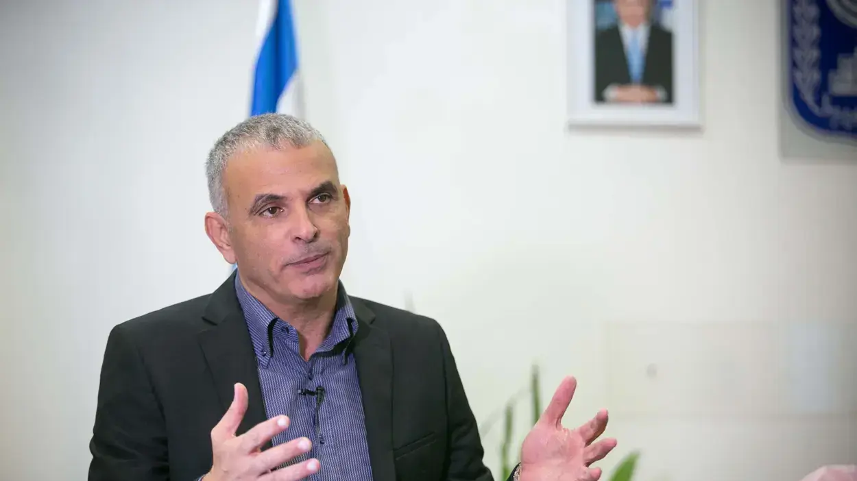 שר האוצר משה כחלון  בלשכתו  במשרד האוצר בירושלים