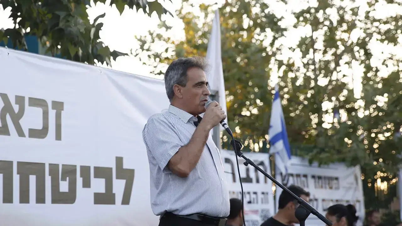 מאיר דהן, ראש מועצת מזכרת בתיה. עצרת תמיכה בחקלאי שירה למוות בפורץ, בית אלעזרי. 16 באוגוסט 2016 מאיר דהן, ראש מועצת מזכרת בתיה. עצרת תמיכה בחקלאי שירה למוות בפורץ, בית אלעזרי. 16 באוגוסט 2016