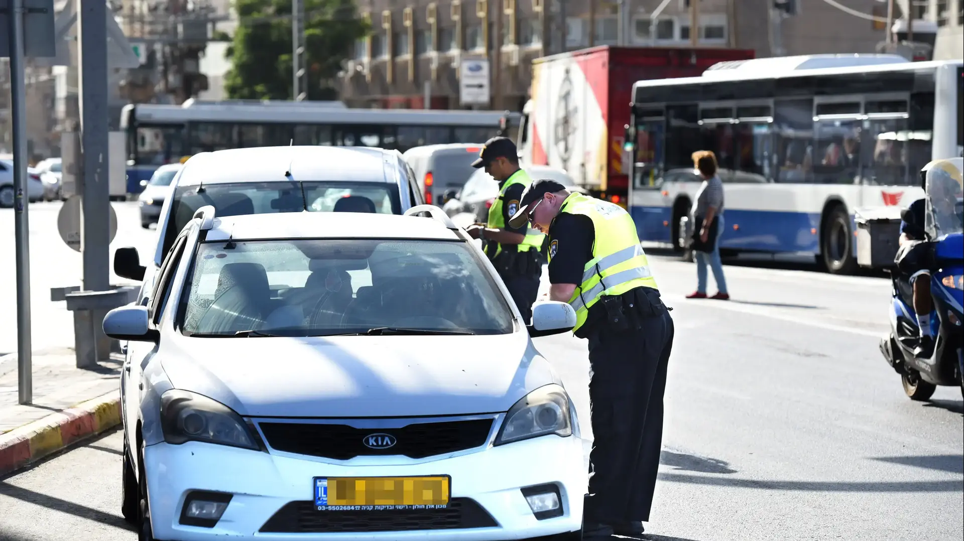 פקחים ודוחות תנועה בנתצים תחבורה ציבורית בצומת מעריב באזור בניית הרכבת הקלה, אוגוסט 2016