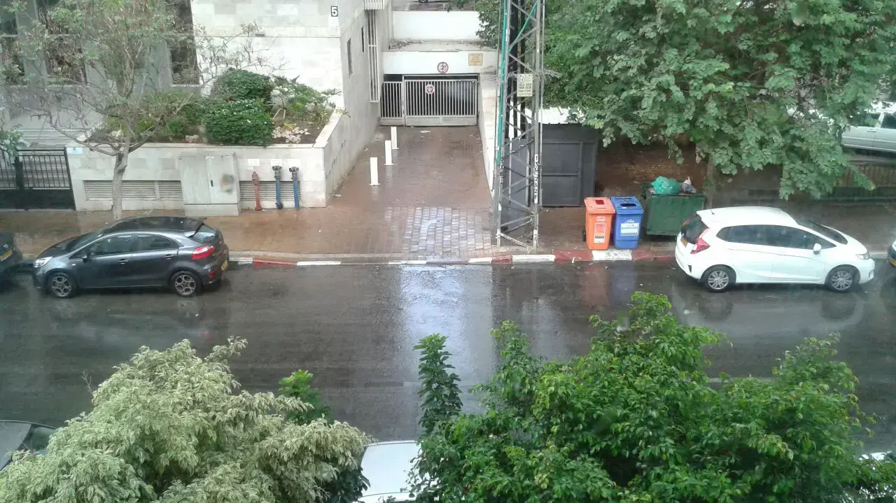 גשם בנתניה באמצע אוגוסט גשם בנתניה באמצע אוגוסט