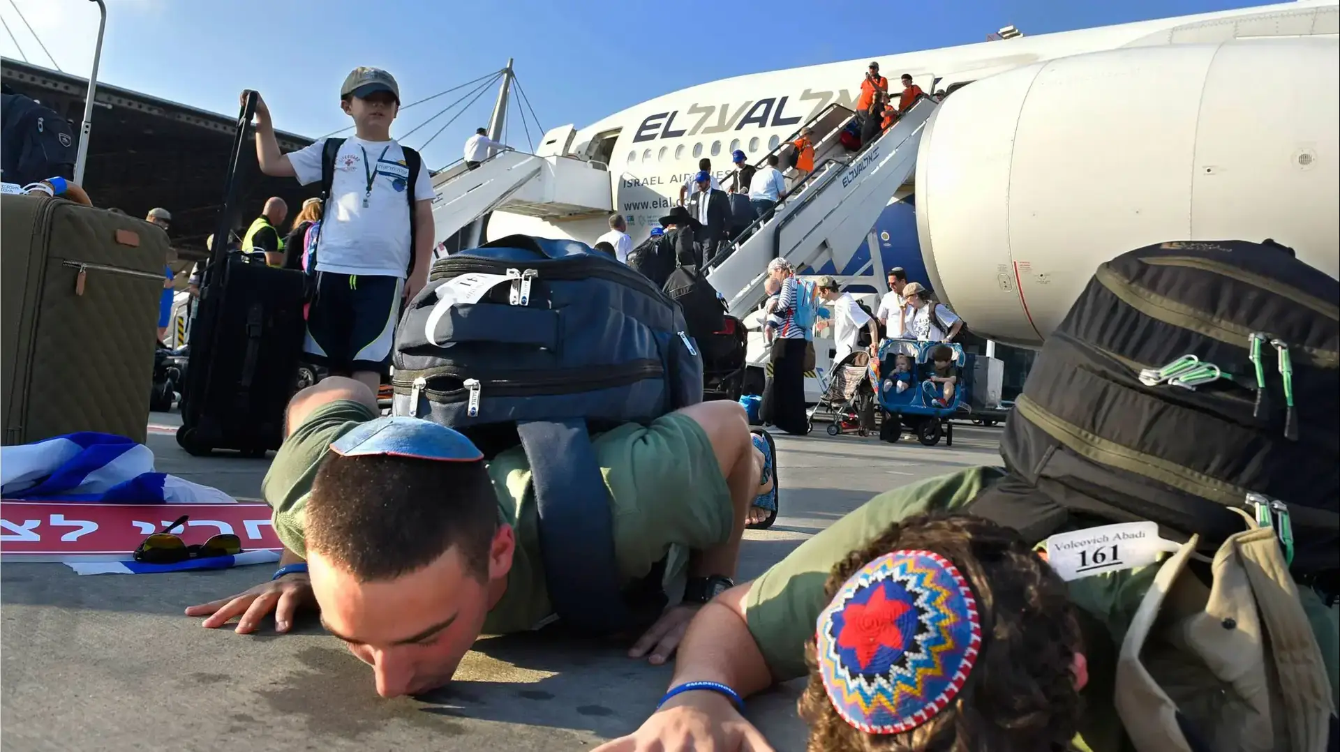 עולים מצפון אמריקה מגיעים לישראל  קבלת פנים בנתב"ג