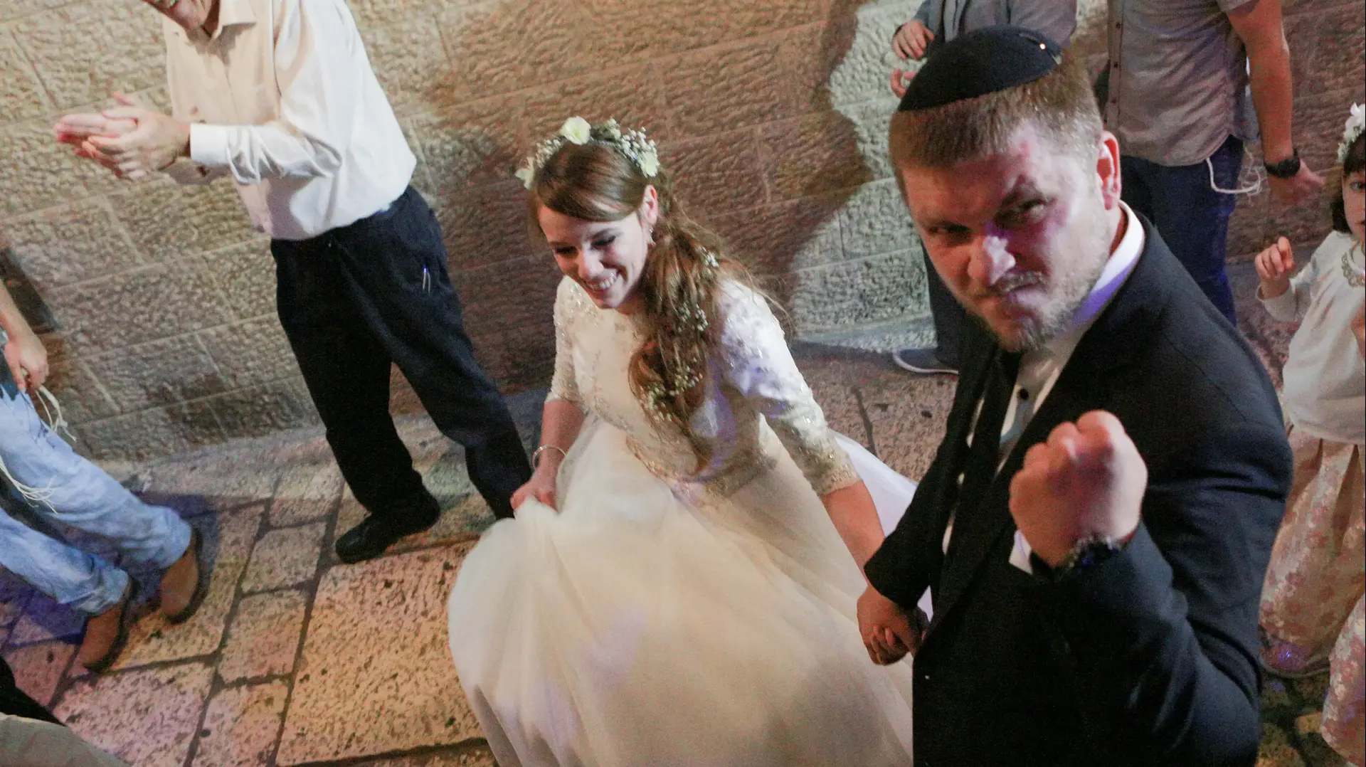 חתונתו של מאיר פבלובסקי, שנפצע באורח קשה בפיגוע דיקרה באוקטובר 2015 בקריית ארבע. אולמי מונטיפיורי ירושלים. 17 באוגוסט 2016